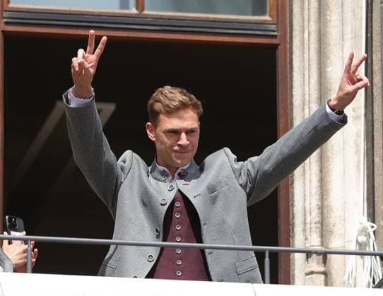 (250519) -- MUNICH, May 19, 2025 -- Joshua Kimmich of Bayern Munich greets the fans during the celebration for winning the title of German first division Bundesliga at downtown Munich, Germany, May 18, 2025. (Photo by Xinhua) (SP)GERMANY-MUNICH-FOOTBALL-BAYERN MUNICH-CELEBRATION PhilippexRuiz 
