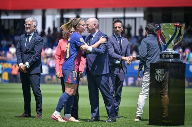 FC Barcelona, Barca Fem Vs Athletic Club Fem in Barcelona, Spain - 18 May 2025 Rafael Louzan (RFEF president) and Alexia Putellas (FC Barcelona) seen during a Liga F match between FC Barcelona Fem and Athletic Club Fem at Estadi Johan Cruyff. Final Score: FC Barcelona Fem 6 - Athletic Club Fem 0. Barcelona Spain Copyright: xFelipexMondinox xSOPAxImagesx SP0633-2107