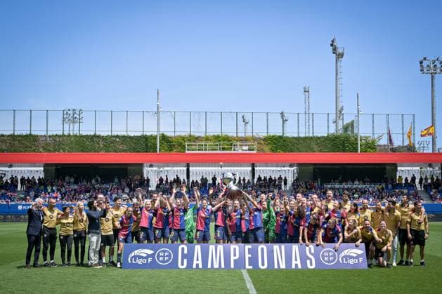 May 18, 2025, Barcelona, Spain: FC Barcelona, Barca players celebrate Liga F trophy during a Liga F match between FC Barcelona Fem and Athletic Club Fem at Estadi Johan Cruyff. Final Score: FC Barcelona Fem 6 - Athletic Club Fem 0. Barcelona Spain - ZUMAs197 20250518_aaa_s197_235 Copyright: xFelipexMondinox