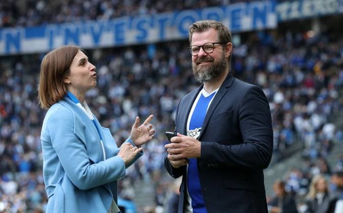 Anne Noske talks to President Fabian Drescher Aktion Oberkörper Sport Fußball Fußball DFL 2 Bundesliga Herren 34 Spieltag Saison 2024 2025 18 05 2025 Hertha BSC Berlin vs Hannover 96 DFL regulations prohibit any use of photographs as image sequences and or quasi video