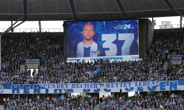 Scoreboard with Toni Leistner, Herthafans Ostkurve Sport Football Soccer DFL 2 Bundesliga Men 34 Matchday Season 2024 2025 18 05 2025 Hertha BSC Berlin vs Hannover 96 DFL regulations prohibit any use of photographs as image sequences and or quasi video