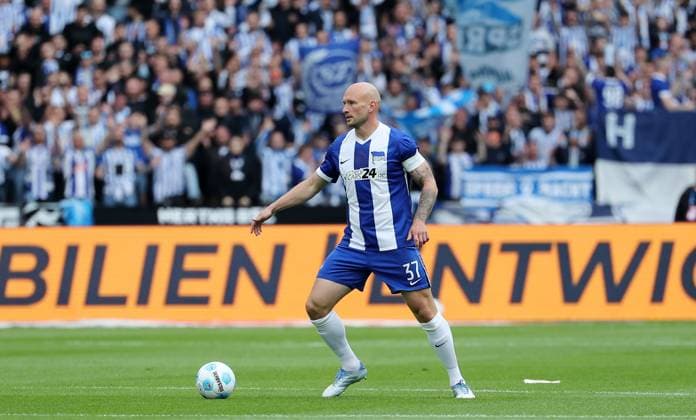 Toni Leistner on the ball Single image Crop action Sport Soccer Football DFL 2 Bundesliga Men 34 Matchday Season 2024 2025 18 05 2025 Hertha BSC Berlin vs Hannover 96 DFL regulations prohibit any use of photographs as image sequences and or quasi video