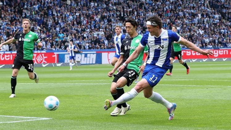 Sei Muroya, Fabian Reese duel match scene action sport soccer soccer DFL 2 Bundesliga men 34 matchday season 2024 2025 18 05 2025 Hertha BSC Berlin vs Hannover 96 DFL regulations prohibit any use of photographs as image sequences and or quasi video