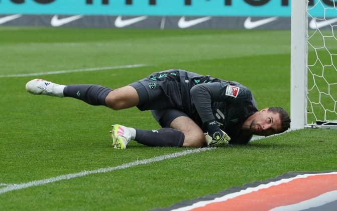 Goalkeeper Ron Robert Zieler single image cropping action sport soccer soccer DFL 2 Bundesliga men 34 matchday season 2024 2025 18 05 2025 Hertha BSC Berlin vs Hannover 96 DFL regulations prohibit any use of photographs as image sequences and or quasi video