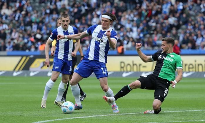 Jonjoe Kenny, Fabian Reese on the ball, Enzo Leopold duel Match scene Action Sport Soccer Football DFL 2 Bundesliga Men 34 Matchday Season 2024 2025 18 05 2025 Hertha BSC Berlin vs Hannover 96 DFL regulations prohibit any use of photographs as image sequences and or quasi video