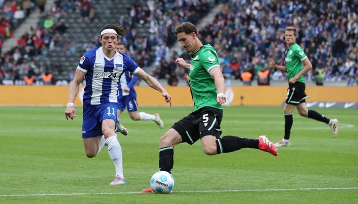 Fabian Reese, Phil Neumann on the ball duel Match scene Action Sport Football Soccer DFL 2 Bundesliga Men 34 Matchday Season 2024 2025 18 05 2025 Hertha BSC Berlin vs Hannover 96 DFL regulations prohibit any use of photographs as image sequences and or quasi video