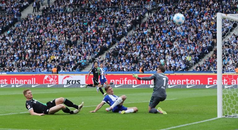 Marcel Halstenberg, goalkeeper Ron Robert Zieler saves against Florian Niederlechner duel Match scene Action Sport Soccer Football DFL 2 Bundesliga Men 34 Matchday Season 2024 2025 18 05 2025 Hertha BSC Berlin vs Hannover 96 DFL regulations prohibit any use of photographs as image sequences and or quasi video