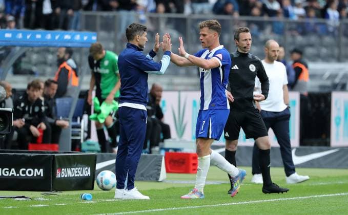 Coach Stefan Leitl high-fives Florian Niederlechner after substitution Sport Football Soccer DFL 2 Bundesliga Men 34 Matchday Season 2024 2025 18 05 2025 Hertha BSC Berlin vs Hannover 96 DFL regulations prohibit any use of photographs as image sequences and or quasi video