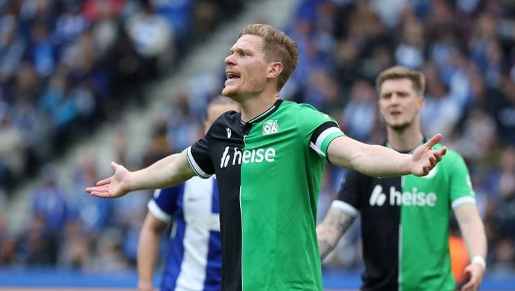 Marcel Halstenberg pointing, gesticulating action upper body Sport Football Soccer DFL 2 Bundesliga Men 34 Matchday Season 2024 2025 18 05 2025 Hertha BSC Berlin vs Hannover 96 DFL regulations prohibit any use of photographs as image sequences and or quasi video
