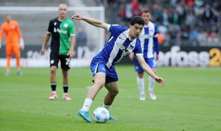 Ibrahim Maza am Ball Einzelbild Freisteller Aktion Fußball Fussball DFL 2.Bundesliga Herren 34. Spieltag Saison 2024 2025 18.05.2025 Hertha BSC Berlin vs. Hannover 96 DFL regulations prohibit any use of photographs as image sequences and or quasi-video *** Ibrahim Maza on the ball Single image Crop action Sport Soccer Football DFL 2 Bundesliga Men 34 Matchday Season 2024 2025 18 05 2025 Hertha BSC Berlin vs Hannover 96 DFL regulations prohibit any use of photographs as image sequences and or quasi video