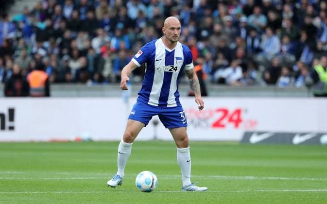 Toni Leistner on the ball Single image Crop action Sport Soccer Football DFL 2 Bundesliga Men 34 Matchday Season 2024 2025 18 05 2025 Hertha BSC Berlin vs Hannover 96 DFL regulations prohibit any use of photographs as image sequences and or quasi video