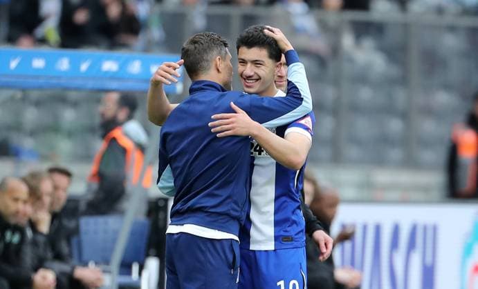 Coach Stefan Leitl hugs Ibrahim Maza after substitution Sport Football Soccer DFL 2 Bundesliga Men 34 Matchday Season 2024 2025 18 05 2025 Hertha BSC Berlin vs Hannover 96 DFL regulations prohibit any use of photographs as image sequences and or quasi video