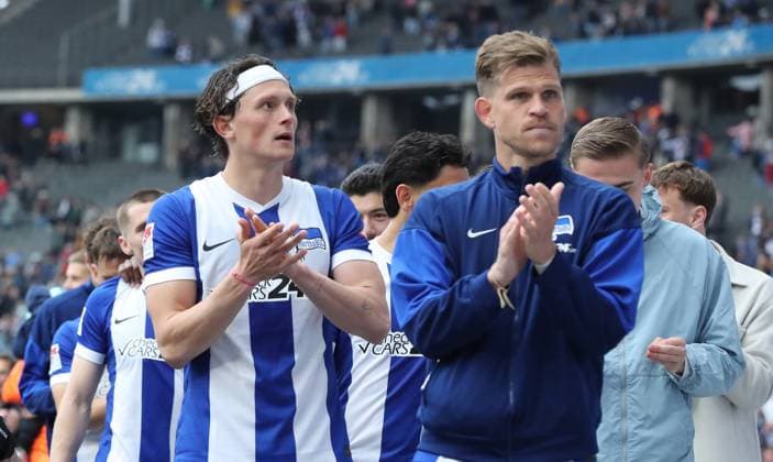 Fabian Reese, Florian Niederlechner clap to the fans during the lap of honor after the end of the match Sports Soccer Football DFL 2 Bundesliga Men 34 Matchday Season 2024 2025 18 05 2025 Hertha BSC Berlin vs Hannover 96 DFL regulations prohibit any use of photographs as image sequences and or quasi video