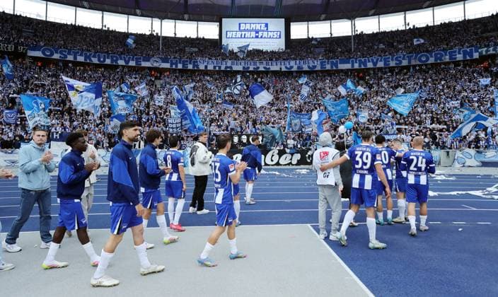 Hertha team doing the lap of honor after the end of the match in the Ostkurve in front of the Hertha fans Sport Football Soccer Football DFL 2 Bundesliga Men 34 Matchday Season 2024 2025 18 05 2025 Hertha BSC Berlin vs Hannover 96 DFL regulations prohibit any use of photographs as image sequences and or quasi video