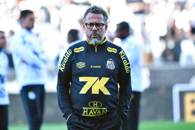 Corinthians x Santos SÃO PAULO, SP - 18.05.2025: CORINTHIANS X SANTOS - Cleber Xavier, Santos coach during the match between Corinthians x Santos, valid for the ninth round of the 2025 Brazilian Football Championship, this Sunday, (18) at Neo Química Arena, SP. (Photo: Roberto Casimiro Fotoarena) x2738953x  RobertoxCasimiro