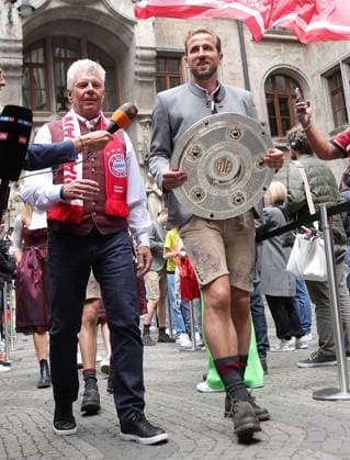 (250519) -- MUNICH, May 19, 2025 -- Harry Kane (R) of Bayern Munich takes part in the celebration for winning the title of German first division Bundesliga at downtown Munich, Germany, May 18, 2025. (Photo by Xinhua) (SP)GERMANY-MUNICH-FOOTBALL-BAYERN MUNICH-CELEBRATION PhilippexRuiz 
