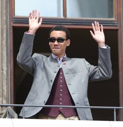 (250519) -- MUNICH, May 19, 2025 -- Jamal Musiala of Bayern Munich greets the fans during the celebration for winning the title of German first division Bundesliga at downtown Munich, Germany, May 18, 2025. (Photo by Xinhua) (SP)GERMANY-MUNICH-FOOTBALL-BAYERN MUNICH-CELEBRATION PhilippexRuiz 