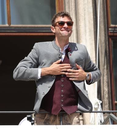 (250519) -- MUNICH, May 19, 2025 -- Thomas Mueller of Bayern Munich greets the fans during the celebration for winning the title of German first division Bundesliga at downtown Munich, Germany, May 18, 2025. (Photo by Xinhua) (SP)GERMANY-MUNICH-FOOTBALL-BAYERN MUNICH-CELEBRATION PhilippexRuiz 