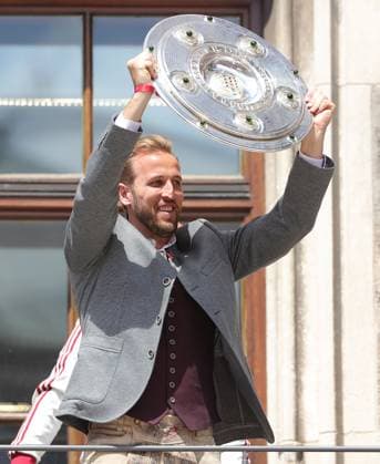 (250519) -- MUNICH, May 19, 2025 -- Harry Kane of Bayern Munich holds the trophy during the celebration for winning the title of German first division Bundesliga at downtown Munich, Germany, May 18, 2025. (Photo by Xinhua) (SP)GERMANY-MUNICH-FOOTBALL-BAYERN MUNICH-CELEBRATION PhilippexRuiz 
