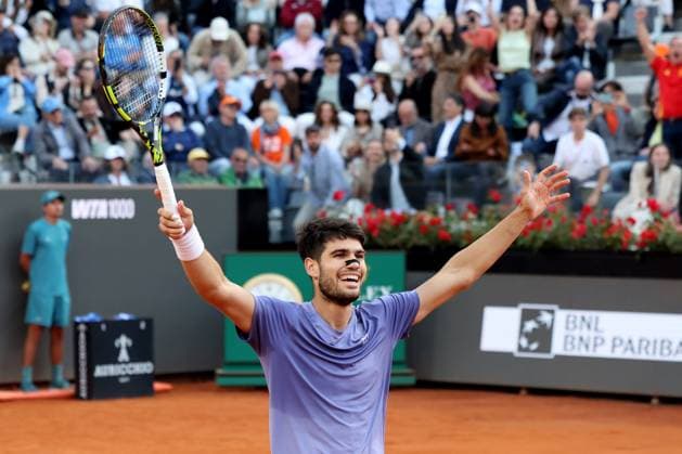 (250519) -- ROME, May 19, 2025 -- Carlos Alcaraz of Spain celebrates after winning the men s singles final match against Jannik Sinner of Italy at the ATP, Tennis Herren Italian Open in Rome, Italy, May 18, 2025. (Photo by Xinhua) (SP)ITALY-ROME-TENNIS-ATP-ITALIAN OPEN-FINAL ElisaxLingria 