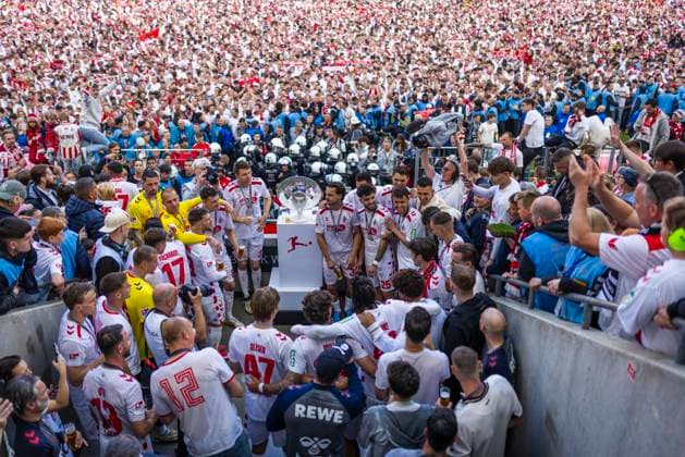 Cologne, Germany 18th May 2025 Final cheer Jan Thielmann Cologne Marvin Schwäbe Cologne Eric Martel Cologne Dominique Heintz Cologne Max Finkgräfe Cologne Jusuf Gazibegovic Cologne Jusuf Gazibegovic Cologne Luca Waldschmidt Cologne Tim Lemperle Cologne 1 FC Köln 1 FC Kaiserslautern 18 05 2025