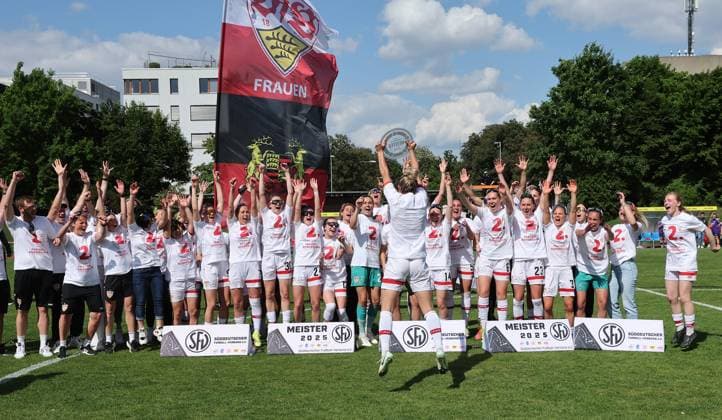 Stuttgart , Soccer Regionalliga Süd , VfB Stuttgart Women vs TSV Schwaben Augsburg , Jubel VfB , with championship trophy Jana Beuschlein