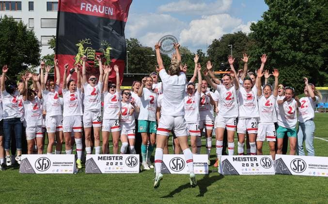 Stuttgart , Soccer Regionalliga Süd , VfB Stuttgart Women vs TSV Schwaben Augsburg , Jubel VfB , with championship trophy Jana Beuschlein