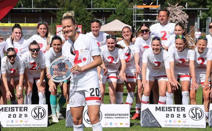 Stuttgart , Soccer Regionalliga Süd , VfB Stuttgart Women vs TSV Schwaben Augsburg , Jubel VfB , with championship trophy Jana Beuschlein