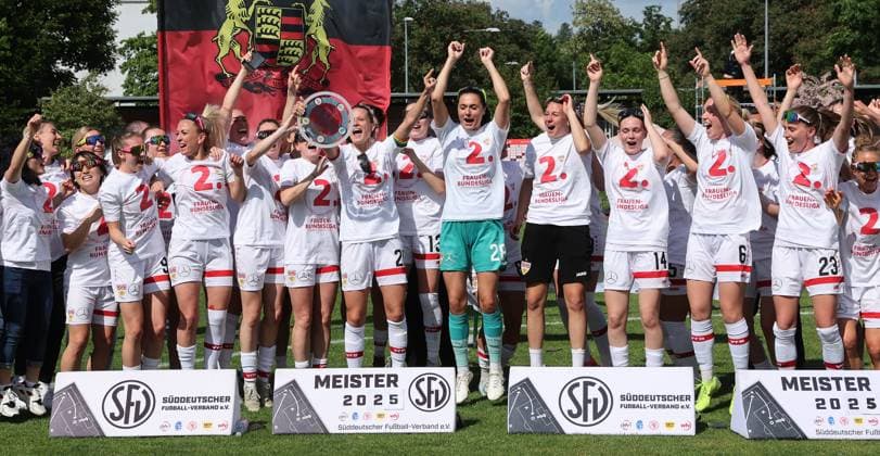 Stuttgart , Soccer Regionalliga Süd , VfB Stuttgart Women vs TSV Schwaben Augsburg , Jubel VfB , with championship trophy Jana Beuschlein