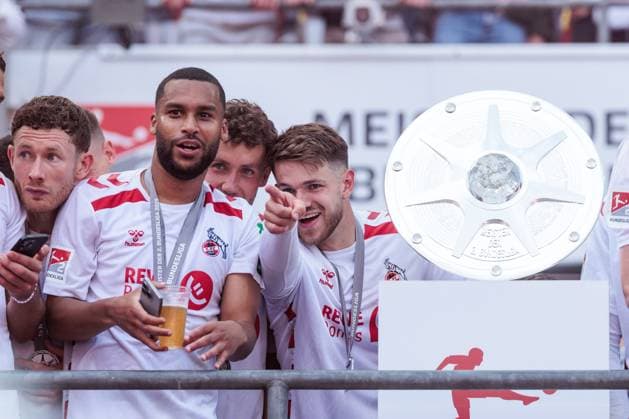 2 Soccer Bundesliga, 1 FC Köln 1 FC Kaiserslautern, 18 05 2025 German champion of 2 Soccer Bundesliga 1 FC Köln Linton Maina 1 FC Köln, 37 , Luca Waldschmidt 1 FC Köln, 9 , Jan Thielmann 1 FC Köln, 29 gesticulating laughing 2 Soccer Bundesliga, 1 FC Köln 1 FC Kaiserslautern, Cologne, RheinEnergiestadion on 18 05 2025 DFL REGULATIONS PROHIBIT ANY USE OF PHOTOGRAPHS AS IMAGE SEQUENCES AND OR QUASI VIDEO Copyright: xBEAUTIFULxSPORTS Wunderlx