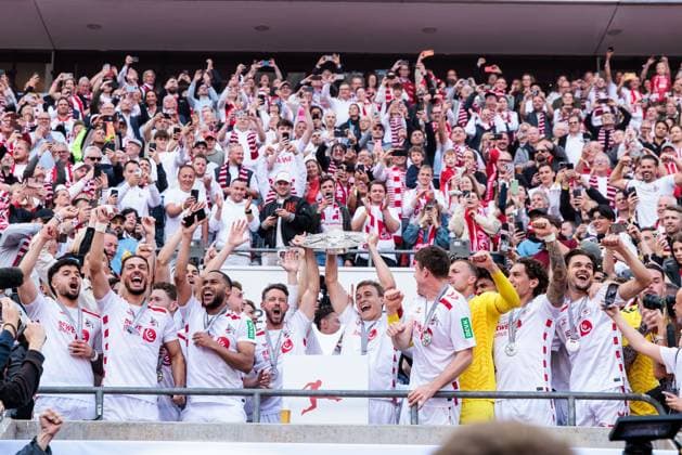 2 Soccer Bundesliga, 1 FC Köln 1 FC Kaiserslautern, 18 05 2025 German champion of the 2 Soccer Bundesliga 1 FC Köln The team cheers while Mark Uth 1 FC Köln, 13 and Timo Hübers 1 FC Köln, 4 hold the trophy in the air 2 Soccer Bundesliga, 1 FC Köln 1 FC Kaiserslautern, Cologne, RheinEnergiestadion on 18 05 2025 DFL REGULATIONS PROHIBIT ANY USE OF PHOTOGRAPHS AS IMAGE SEQUENCES AND OR QUASI VIDEO Copyright: xBEAUTIFULxSPORTS Wunderlx