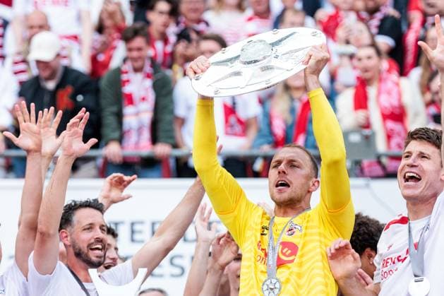 2 Soccer Bundesliga, 1 FC Köln 1 FC Kaiserslautern, 18 05 2025 German champion of the 2 Soccer Bundesliga 1 FC Köln Marvin Schwäbe 1 FC Köln, 1 with bowl 2 Soccer Bundesliga, 1 FC Köln 1 FC Kaiserslautern, Köln, RheinEnergiestadion on 18 05 2025 DFL REGULATIONS PROHIBIT ANY USE OF PHOTOGRAPHS AS IMAGE SEQUENCES AND OR QUASI VIDEO Copyright: xBEAUTIFULxSPORTS Wunderlx