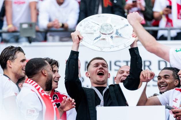 2 Soccer Bundesliga, 1 FC Köln 1 FC Kaiserslautern, 18 05 2025 German champion of the 2 Soccer Bundesliga 1 FC Köln Luca Kilian 1 FC Köln, 15 with bowl 2 Soccer Bundesliga, 1 FC Köln 1 FC Kaiserslautern, Köln, RheinEnergiestadion on 18 05 2025 DFL REGULATIONS PROHIBIT ANY USE OF PHOTOGRAPHS AS IMAGE SEQUENCES AND OR QUASI VIDEO Copyright: xBEAUTIFULxSPORTS Wunderlx