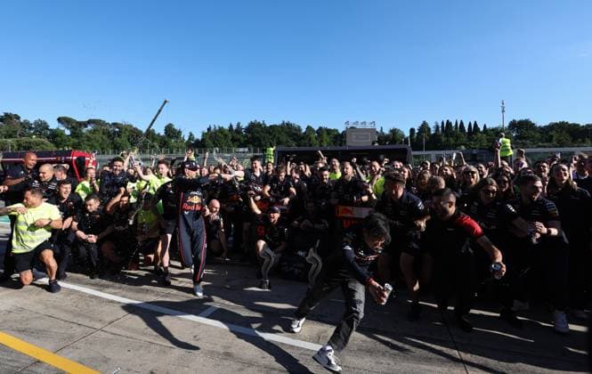 (250519) -- IMOLA, May 19, 2025 -- Red Bull Racing s driver Max Verstappen of the Netherlands and Red Bull Racing s driver Tsunoda Yuki of Japan celebrate with the team after the Formula One Emilia Romagna Grand Prix at the Autodromo Internazionale Enzo e Dino Ferrari race track in Imola, Italy, May 18, 2025. ) (SP)ITALY-IMOLA-AUTO-F1 GRAND PRIX LixJing 