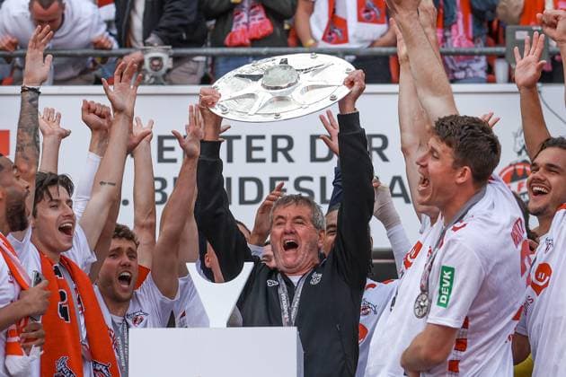 2 Bundesliga 24 25 1 FC Köln 1 FC Kaiserslautern on 18 05 2025 at RheinEnergieSTADION in Cologne Cheers and joy about the championship at the team of 1 FC Köln, here coach Head Coach Friedhelm Funkel Koeln holds up the cup MH