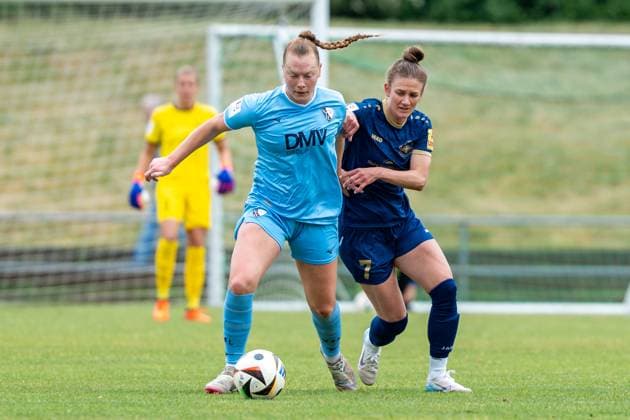 18 05 2025, Football, 2 Womens Bundesliga, 2024 2025, Matchday 26, SG 99 Andernach VfL Bochum Antonia Haase 2 Bochum tries to shield the ball from Carolin Schraa 7 Andernach Andernach Stadium Rhineland-Palatinate Germany