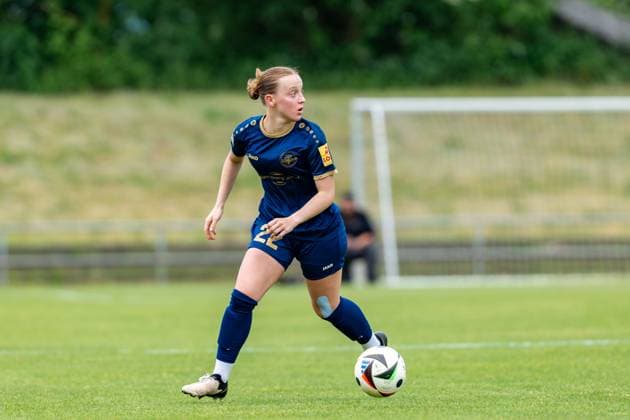 18 05 2025, Football, 2 Womens Bundesliga, 2024 2025, Matchday 26, SG 99 Andernach VfL Bochum Zoe Brückel 22 Andernach is back in the starting eleven for the first time after her injury break and runs across the field with the ball Andernach Stadium Rhineland-Palatinate Germany