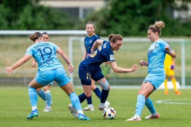 18 05 2025, Football, 2 Womens Bundesliga, 2024 2025, Matchday 26, SG 99 Andernach VfL Bochum Vanessa Zilligen 15 Andernach tries to play through between Lucy Karwatzki 19 Bochum and Dörthe Hoppius 11 Bochum Andernach Stadium Rhineland-Palatinate Germany