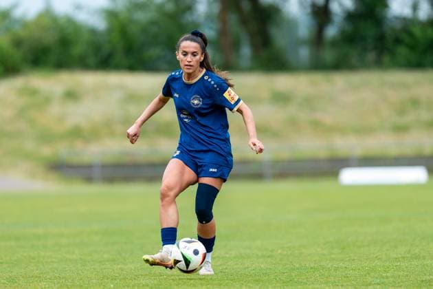 18 05 2025, Football, 2 Womens Bundesliga, 2024 2025, Matchday 26, SG 99 Andernach VfL Bochum Besarta Hisenaj 4 Andernach passes the ball Andernach Stadion Rheinland Pfalz Germany