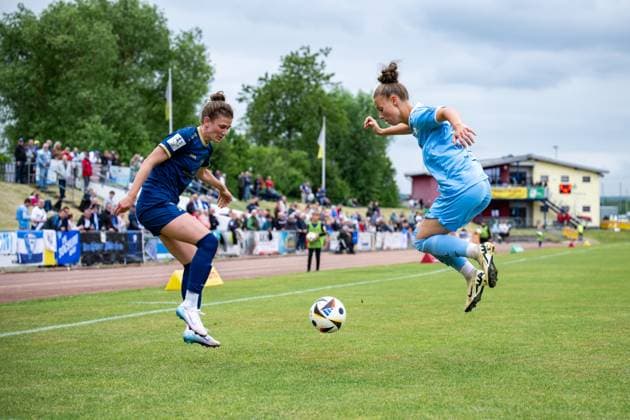 18 05 2025, Football, 2 Womens Bundesliga, 2024 2025, Matchday 26, SG 99 Andernach VfL Bochum Carolin Schraa 7 Andernach plays the ball that Franziska Wenzel 31 Bochum tries to block Andernach Stadium Rhineland-Palatinate Germany