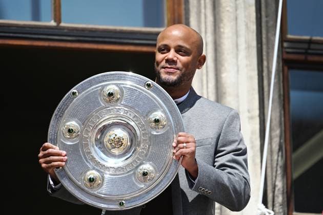 Coach Vincent KOMPANY Bayern Muenchen celebrates on the Rathausbalkon with bowl,Meisterschale Fußball Bundesliga der Frauen und der Maenner Doppelfeier FC Bayern Muenchen,Meisterfeier auf dem Rathausbalkon auf dem Marienplatz in Muenchen am 18 05 2025 Fussball 1 Bundesliga Saison 2024 2025, 34 Spieltag,