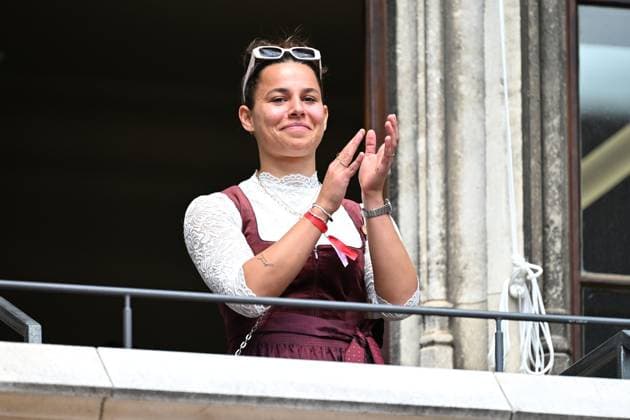 Lena OBERDORF celebrates on the town hall balcony Football Bundesliga womens and mens double celebration FC Bayern Muenchen, championship celebration on the town hall balcony on Marienplatz in Munich on 18 05 2025 Football 1 Bundesliga season 2024 2025, 34 matchday,