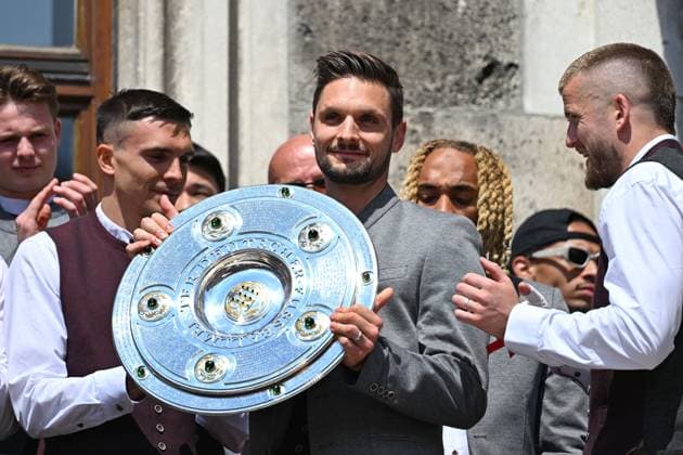 Sven ULREICH,Goalkeeper Bayern Muenchen celebrates on the Rathausbalkon with bowl,Meisterschale Fußball Bundesliga der Frauen und der Maenner Doppelfeier FC Bayern Muenchen,Meisterfeier auf dem Rathausbalkon auf dem Marienplatz in Muenchen am 18 05 2025 Fussball 1 Bundesliga Saison 2024 2025, 34 Spieltag,