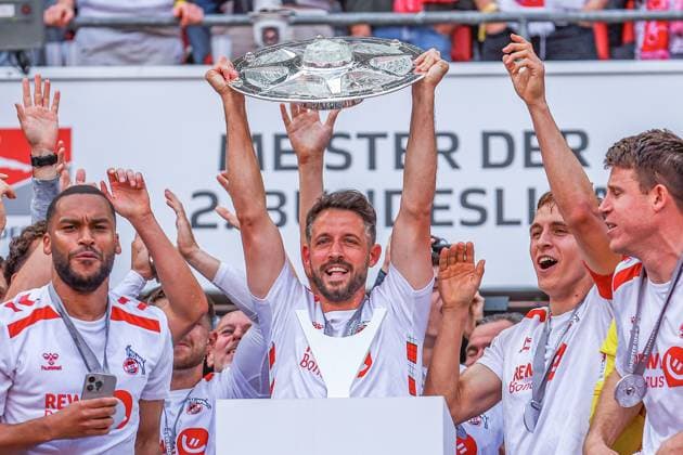2 Bundesliga 24 25 1 FC Köln 1 FC Kaiserslautern on 18 05 2025 at RheinEnergieSTADION in Cologne Cheers and joy about the championship with the 1 FC Köln team, here Mark Uth Koeln holds up the championship trophy MH