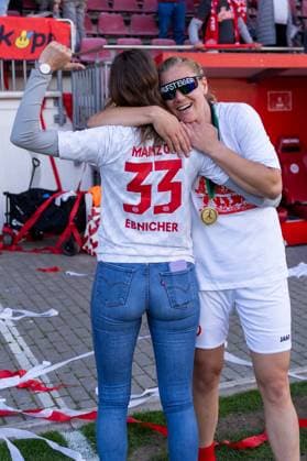 Jubel, Freude, Emotion Sabine Ebnicher 1 FSV Mainz 05, 33 with fan for promotion, GER, 1 FSV Mainz 05 vs 1 FC Saarbruecken, Frauen Regionalliga Suedwest, 21 Spieltag, Saison 2024 2025, 18 05 2025, DFB DFL REGULATIONS PROHIBIT ANY USE OF PHOTOGRAPHS AS IMAGE SEQUENCES AND OR QUASI VIDEO, GER, 1 FSV Mainz 05 vs 1 FC Saarbruecken, Frauen Regionalliga Suedwest, 21 Spieltag, Saison 2024 2025, 18 05 2025, Mainz Copyright: xEibner-Pressefoto Jan-NiclasxGrox EP_JGG