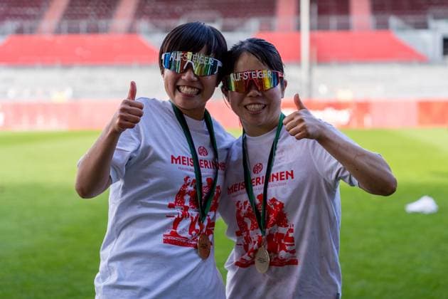 Jubilation, joy, emotion v l Yuuka Fukuhara 1 FSV Mainz 05, 22 , Yurina Imai 1 FSV Mainz 05, 39 on promotion, GER, 1 FSV Mainz 05 vs 1 FC Saarbruecken, Frauen Regionalliga Suedwest, 21 Spieltag, Saison 2024 2025, 18 05 2025, DFB DFL REGULATIONS PROHIBIT ANY USE OF PHOTOGRAPHS AS IMAGE SEQUENCES AND OR QUASI VIDEO, GER, 1 FSV Mainz 05 vs 1 FC Saarbruecken, Frauen Regionalliga Suedwest, 21 Spieltag, Saison 2024 2025, 18 05 2025, Mainz Copyright: xEibner-Pressefoto Jan-NiclasxGrox EP_JGG