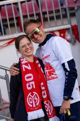 Jubel, Freude, Emotion Alexander Ulbrich 1 FSV Mainz 05, Co Trainer with fan on promotion, GER, 1 FSV Mainz 05 vs 1 FC Saarbruecken, Frauen Regionalliga Suedwest, 21 Spieltag, Saison 2024 2025, 18 05 2025, DFB DFL REGULATIONS PROHIBIT ANY USE OF PHOTOGRAPHS AS IMAGE SEQUENCES AND OR QUASI VIDEO, GER, 1 FSV Mainz 05 vs 1 FC Saarbruecken, Frauen Regionalliga Suedwest, 21 Spieltag, Saison 2024 2025, 18 05 2025, Mainz Copyright: xEibner-Pressefoto Jan-NiclasxGrox EP_JGG