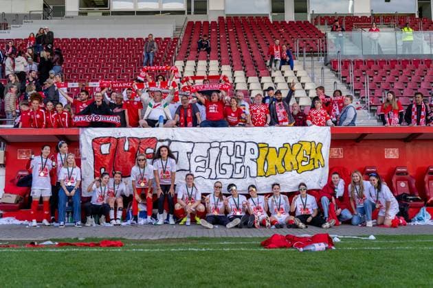Cheers, joy, emotion, team of 1 FSV Mainz 05 celebrates promotion with self-made banner of the fans, GER, 1 FSV Mainz 05 vs 1 FC Saarbruecken, Frauen Regionalliga Suedwest, 21 Spieltag, Saison 2024 2025, 18 05 2025, DFB DFL REGULATIONS PROHIBIT ANY USE OF PHOTOGRAPHS AS IMAGE SEQUENCES AND OR QUASI VIDEO, GER, 1 FSV Mainz 05 vs 1 FC Saarbruecken, Frauen Regionalliga Suedwest, 21 Spieltag, Saison 2024 2025, 18 05 2025, Mainz Copyright: xEibner-Pressefoto Jan-NiclasxGrox EP_JGG