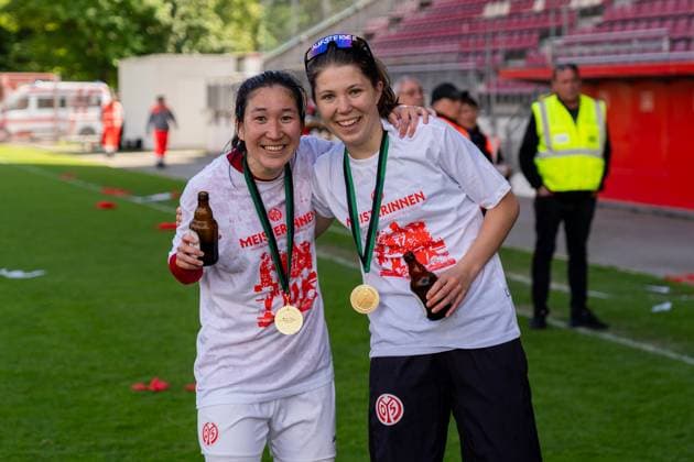Jubilation, joy, emotion, v l Yurina Imai 1 FSV Mainz 05, 39 , Chiara Peiter 1 FSV Mainz 05, 31 on promotion, GER, 1 FSV Mainz 05 vs 1 FC Saarbruecken, Frauen Regionalliga Suedwest, 21 Spieltag, Saison 2024 2025, 18 05 2025, DFB DFL REGULATIONS PROHIBIT ANY USE OF PHOTOGRAPHS AS IMAGE SEQUENCES AND OR QUASI VIDEO, GER, 1 FSV Mainz 05 vs 1 FC Saarbruecken, Frauen Regionalliga Suedwest, 21 Spieltag, Saison 2024 2025, 18 05 2025, Mainz Copyright: xEibner-Pressefoto Jan-NiclasxGrox EP_JGG
