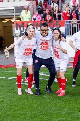 Jubilation, joy, emotion v l Chiara Bouziane 1 FSV Mainz 05, 10 , Takashi Yamashita 1 FSV Mainz 05, Head Coach , Vital Kats 1 FSV Mainz 05, 30 for promotion, GER, 1 FSV Mainz 05 vs 1 FC Saarbruecken, Frauen Regionalliga Suedwest, 21 Spieltag, Season 2024 2025, 18 05 2025, DFB DFL REGULATIONS PROHIBIT ANY USE OF PHOTOGRAPHS AS IMAGE SEQUENCES AND OR QUASI VIDEO, GER, 1 FSV Mainz 05 vs 1 FC Saarbruecken, Womens Regionalliga Suedwest, 21 Matchday, Season 2024 2025, 18 05 2025, Mainz Copyright: xEibner-Pressefoto Jan-NiclasxGrox EP_JGG